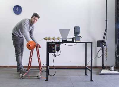 Dave-Hakkens-&-his-DIY-recycling-machine[02]