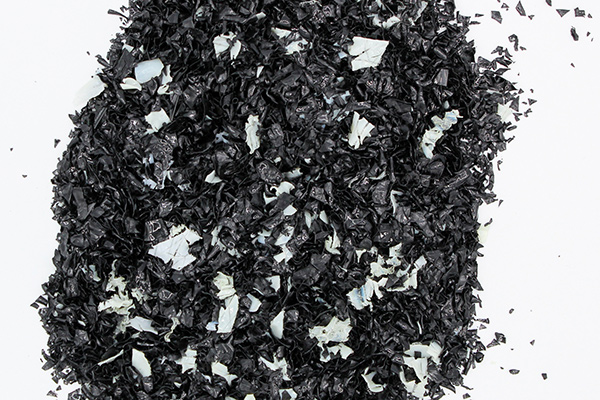 rPET-flakes - how PET bottles are turned into honeycomb