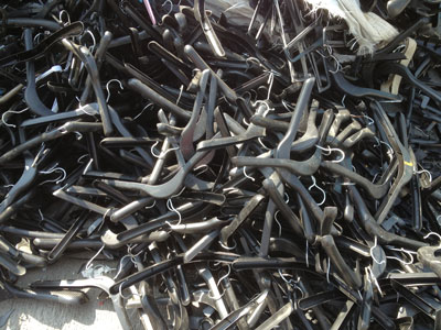 Plastic-coat-hangers-as-trash400