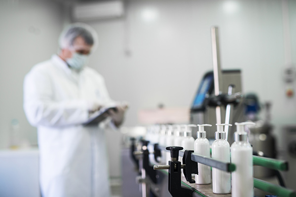 Laboratory worker on a cosmetic production line - Learn more about scaling up