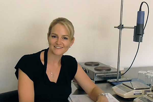 In this video, cosmetic formulation expert Belinda Carli walks through the process of how to color match cosmetics, with and without a benchmark.